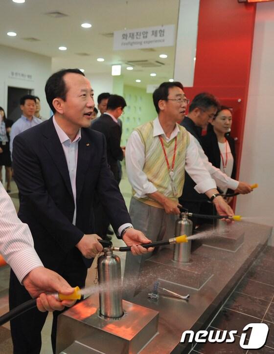 본문 이미지 - (왼쪽부터)권오철 SK하이닉스 사장과 백동원 PKG&TEST 제조본부장 부사장, 송현종 미래전략실장 전무가 가상 화재진압 체험을 하고 있다.(사진=SK하이닉스)© News1  