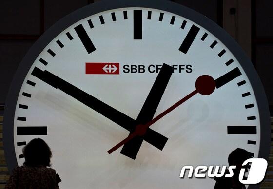 본문 이미지 - 애플이 디자인을 도용했다는 논란이 일고 있는 스위스연방철도 (SBB, CFF, FFS) 의 시계. 18일(현지시간) 독일 베를린에서 열리는 세계 최대 규모의 '국제 철도수송기술 박람회에 전시됐다. © AFP=News1