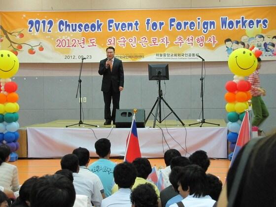 본문 이미지 - 23일 충남 천안 하늘중앙교회 평강홀에서 2012 외국인 근로자를 위한 추석행사가 마련돼 외국인 근로자들이 고향에 대한 그리움을 달랬다. © News1