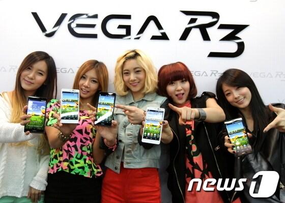 본문 이미지 -                                                    팬택 모델들이 '베가 R3'를 선보이고 있다.(사진=팬택)© News1  