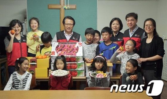 본문 이미지 - ktcs 대전사업단 직원들이 9월 24일 빈들지역아동센터를 방문해 추석맞이 송편빚기 요리교실을 열었다. © News1 