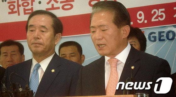 본문 이미지 - 김한표 의원이 25일 거제시청에서 새누리당 입당 기자회견을 하고 있다. © News1 