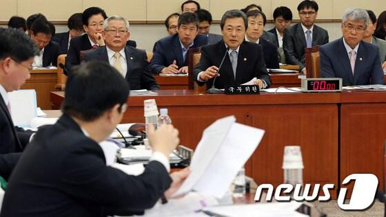 본문 이미지 - 맹형규 행정안전부장관이 26일 서울 여의도 국회의사당 법제사법위원회 전체회의에 출석해 '경찰관의 직무집행으로 인해 발생한 손실에 대한 보상 규정 신설 법안'에 대한 민주통합당 박법계 의원의 질의에 답변하고 있다. 2012.9.26/뉴스1 © News1 이종덕 기자