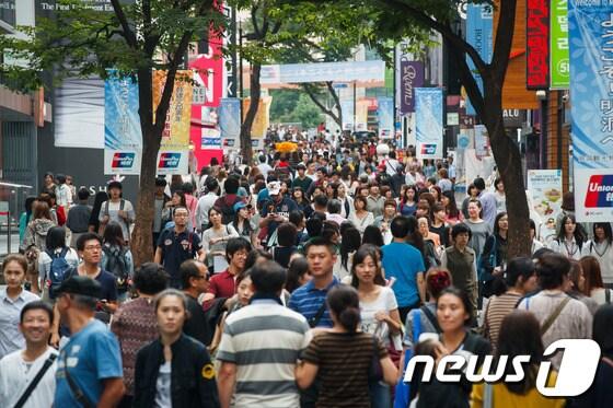 본문 이미지 - 지난 9월26일 오후 서울 명동거리가 시민들과 외국인관광객들로 붐비고 있다. 2012.9.26/뉴스1 © News1   유승관 기자