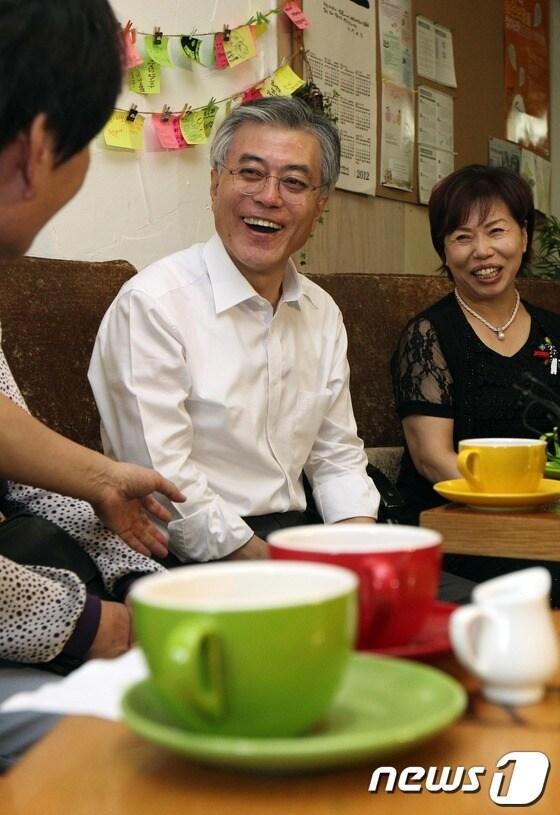 본문 이미지 - 골목상권 보호를 위해 힐링방문을 나선 문재인 민주통합당 대선후보가 26일 오후 서울 강북구 미아동에 시민 출자금으로 운영되는 협동조합 카페인 '만만한카페'를 방문, 골목상권 영세상인들을 만나 현상황과 대책 등에 대해 이야기나누고 있다.2012.9.26/뉴스1 © News1 이광호 기자