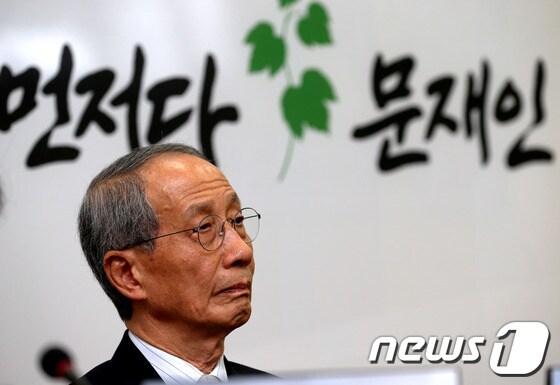 본문 이미지 - 문재인 민주통합당 대선 후보 측 윤여준 국민통합추진위원장 2012.9.27/뉴스1 © News1 박정호 기자