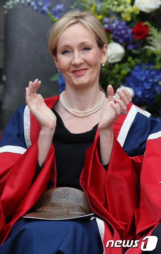 본문 이미지 - '캐주얼 베이컨시' 표지. (사진=CNN) © News1  