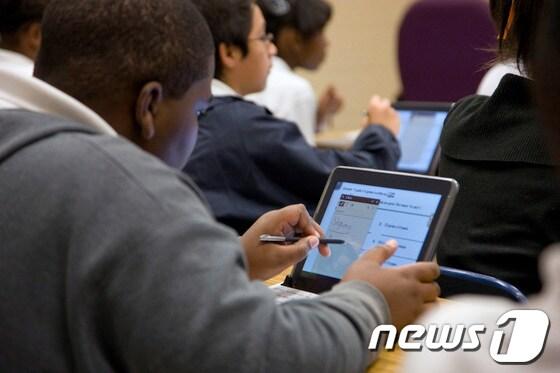 본문 이미지 - 삼성 스마트스쿨 솔루션이 처음 구축된 미국 테네시주 지터 중학교의 한 교실에서 한 학생이 삼성전자의 '갤럭시 노트 10.1'을 이용해 필기를 하고 있다.(삼성전자 제공)© News1 