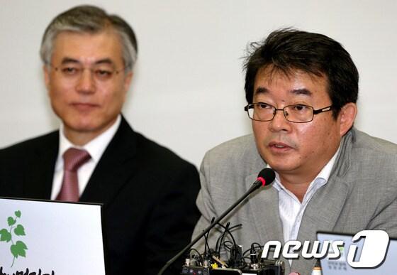 본문 이미지 - 문재인 민주통합당 대선 후보 캠프 안도현 시민캠프 공동대표가 27일 오전 서울 여의도 국회 당대표실에서 열린 담쟁이 캠프 1차 회의에서 인사말을 하고 있다. 2012.9.27/뉴스1 © News1 박정호 기자