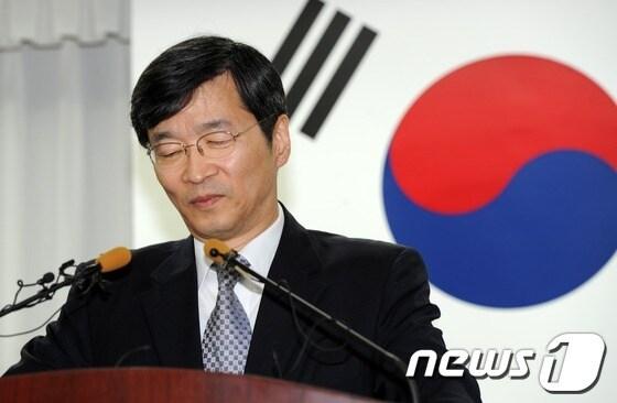 본문 이미지 - 곽노현 서울시교육감이 선거법 위반으로 교육감직을 상실한 27일 서울시교육청에서 직원들에게 퇴임인사를 하고 있다. 2012.9.27/뉴스1 © News1 이명근 기자