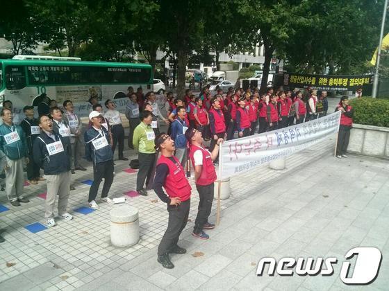 본문 이미지 - 한국항공우주산업노동조합 비상투쟁위원회는 27일 서울 여의도에서 상경집회를 갖고 KAI 매각 저지를 위한 총력투쟁을 다짐했다. © News1 