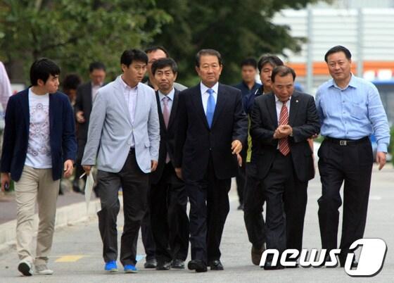 본문 이미지 - 4·11 총선 과정에서 불법 선거운동을 벌인 혐의로 1심에서 실형을 선고 받고 수감된 박주선(무소속·광주 동구) 의원이 27일 오후 항소심에서 벌금형을 선고받고 광주교도소를 나오고 있다.2012.9.27/ 뉴스1 © News1 김태성 기자