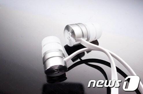 본문 이미지 - 옵티머스 G에 묶음으로 제공되는 이어폰 '쿼드 비트'.© News1  