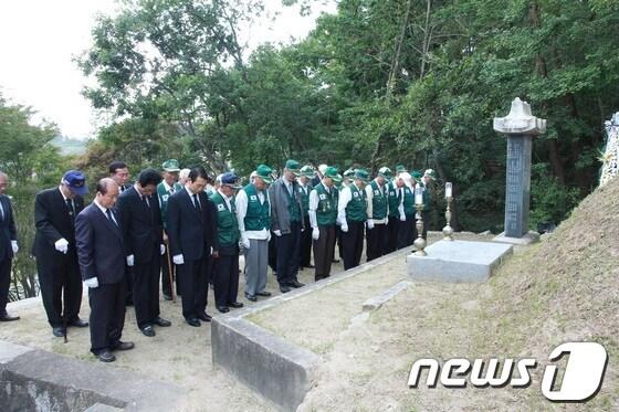 본문 이미지 - 전북 정읍시는 28일 고부면 6.25피학살묘에서 김생기 시장을 비롯해 지역 기관장들이 참여한 가운데 억울하게 희생당한 반공인사들의 넋을 기리는 추모식을 거행했다. /사진제공=정읍시© News1 