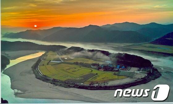 본문 이미지 - 제2회 아름다운예천 관광사진 공모전에서 금상을 수상한 윤석운씨의 ' 회룡포의일출' /사진제공=예천군청© News1 