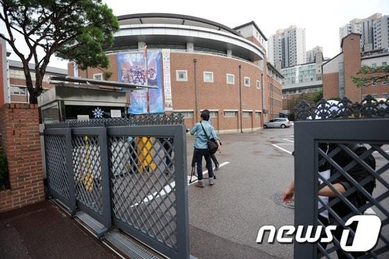 본문 이미지 - 지난 9월 10대 김모군이 난입해 둔기를 휘둘러 학생 6명이 다치는 사건이 발생했던 서울 계성초등학교다. © News1 이명근 기자