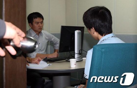 본문 이미지 - 지난 28일 서울 반포동 소재 초등학교 교실에 난입해 흉기를 휘두른 피의자 김모군(18)이 서울 방배경찰서에서 조사를 받고 있는 모습. © News1 이종덕