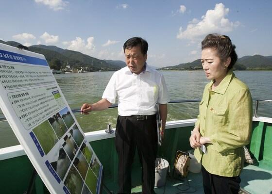 본문 이미지 - 유영숙 환경부장관이 지난해 8월6일 녹조현상이 심각한 팔당호를 시찰하고 있다© News1 