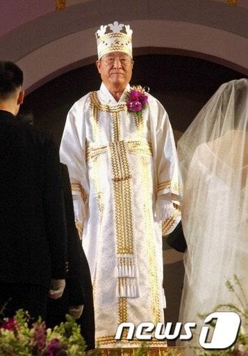 본문 이미지 - 2002년 2월 서울에서 열린 통일교 합동결혼식 © AFP=News1