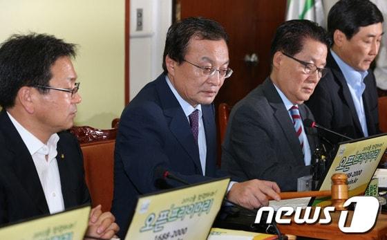 본문 이미지 - 민주통합당 이해찬 대표가 3일 오전 서울 여의도 국회에서 열린 최고위원회의에 회의 시작을 알리는 의사봉을 두드리고 있다. 이 대표는 이명박 대통령과 새누리당 박근혜 대선후보의 회동과 관련해 