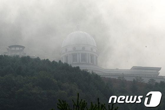 본문 이미지 - 통일교 창시자 문선명 총재가 타계한 3일 시신이 안치된 경기도 가평군 설악면 '통일교 성지'인 천정궁이 안개에 싸여 있다. 2012.9.3/뉴스1 © News1 한재호 기자