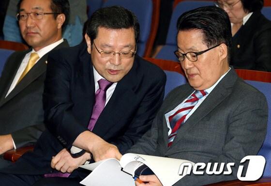 본문 이미지 - 민주통합당 박지원 원내대표와 이용섭 정책위의장이 3일 오전 국회에서 열린 의원총회에 참석해 의총 자료를 보며 대화하고 있다.2012.9.3/뉴스1 © News1 이광호 기자