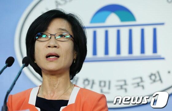 본문 이미지 - 통합진보당 김제남 의원이 3일 오전 서울 여의도 국회 정론관에서 기자회견을 갖고 있다. 김 의원은 