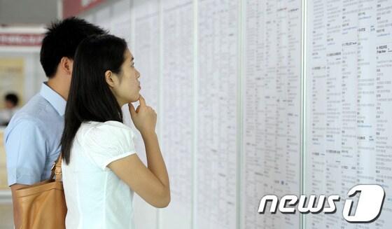 본문 이미지 - 지난 9월3일 서울 성북구 고려대학교 화정체육관에서 열린 채용박람회 'Career Odyssey Festival'에서 학생들이 채용공고를 보고 있다. © News1 안은나 인턴기자