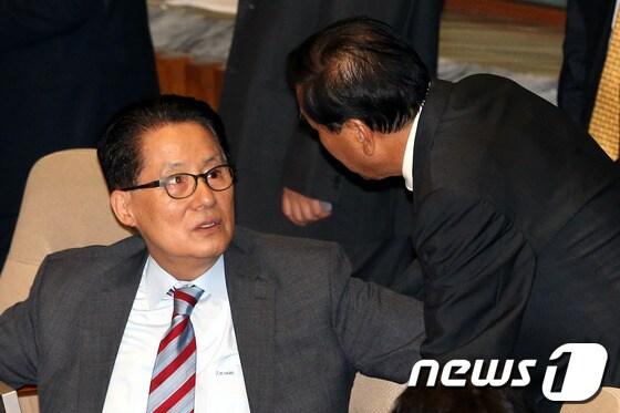 본문 이미지 - 박지원 민주통합당 원내대표와 이재오 새누리당 의원이 3일 오후 국회에서 열린 본회의에 참석해 대화하고 있다. © News1 이광호 기자