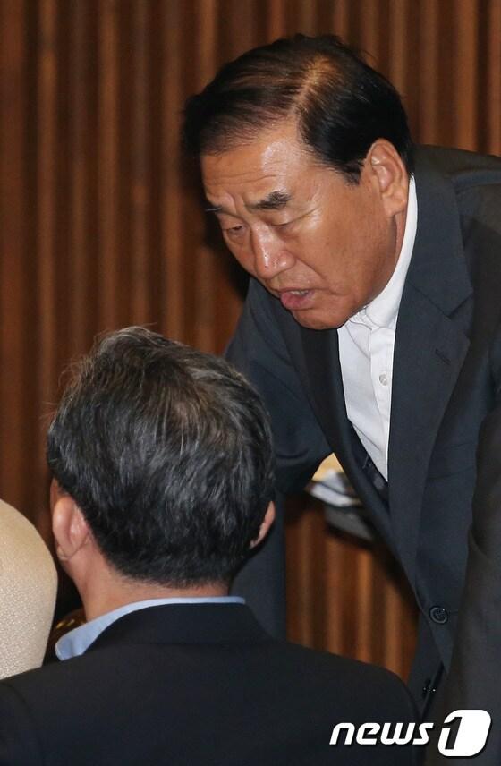 본문 이미지 - 새누리당 이한구 원내대표와 이재오 의원(오른쪽)이 3일 오후 서울 여의도 국회에서 열린 19대 정기국회 본회의에 참석해 이야기 나누고 있다. 2012.9.3/뉴스1 © News1 양동욱 기자