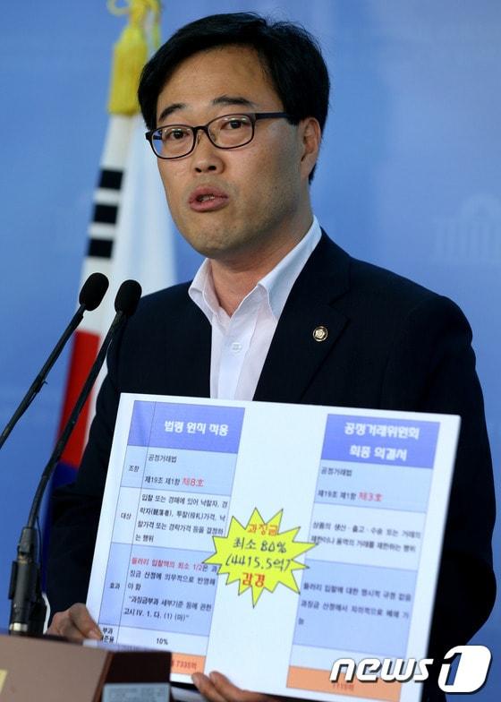 본문 이미지 - 민주통합당 김기식 의원이 4일 오전 서울 여의도 국회 정론관에서 공정위에 4대강사업 전반 입찰담합 조사 요구와 국회차원의 국정조사 촉구 기자회견을 하고 있다. 김 의원은 공정위가 4대강 1차턴키 입찰담합에 대한 심사보고서를 작성하고도 의결을 1년 4개월간 의도적으로 지연시키고 조직적으로 은폐한 사실이 드러났다며 국정조사 추진을 요구했다. 2012.9.4/뉴스1 © News1 박정호 기자