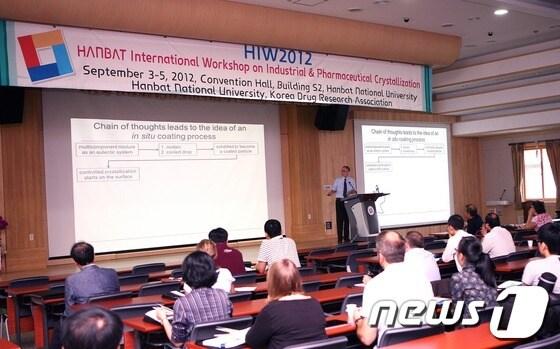 본문 이미지 - 4일 한밭대학교 S2동 4층 컨벤션홀에서 개최된 ‘제약산업 발전을 위한 국제 제약결정화 기술 워크숍’에서 독일 울리히 교수(마틴루터대학교)가 주제 논문발표를 하고 있다.© News1 