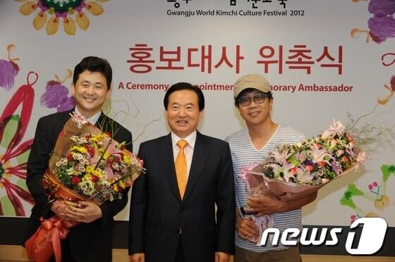 본문 이미지 - 사진 왼쪽부터 반크 박기태 단장, 강운태 광주시장, 영화배우 박철민씨./사진제공=광주시 © News1 