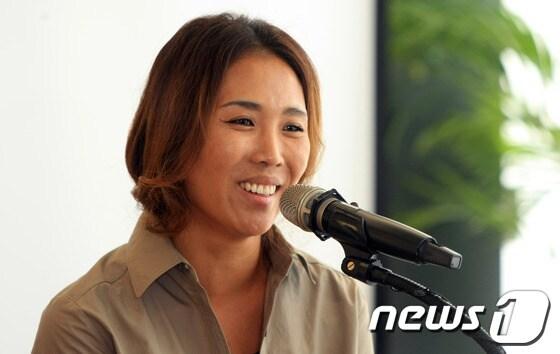 본문 이미지 -                                                             어머니로부터 많은 영감을 받아서 항상 감사함을 느낀다며 소감을 발표하는 황지해 작가 © News1 김태성 기자