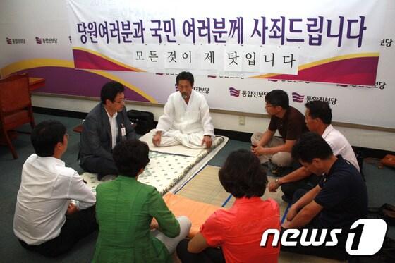 본문 이미지 - 통합진보당 김진석 시당위원장 등 울산시당 관계자들이 지난 4일 국회를 방문, 단식 투쟁 중인 강기갑 대표를 만나 분당위기와 관련해 이야기를 나누고 있다/사진제공=울산 통합진보당© News1 