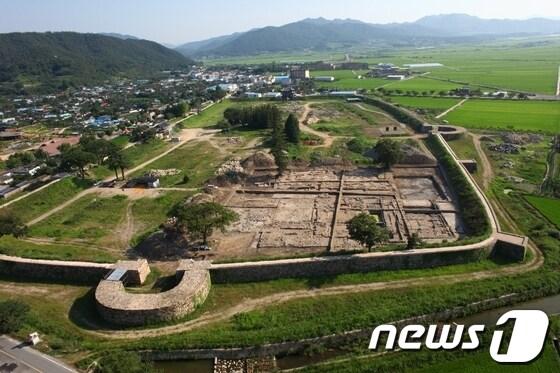 본문 이미지 - 전라병영성 항공사진./사진제공=강진군 © News1 
