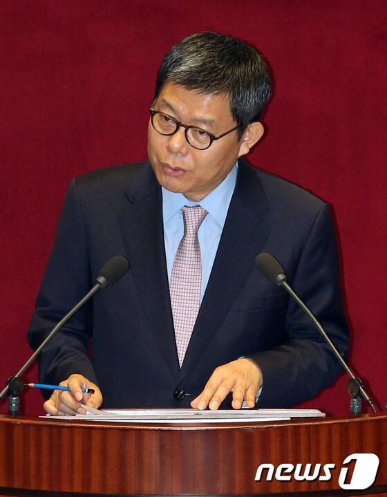 본문 이미지 - 민주통합당 최재천 의원이 6일 서울 여의도 국회의사당 본회의장에서 정치분야 대정부질문을 하고 있다. 2012.9.6/뉴스1 © News1 이종덕 기자