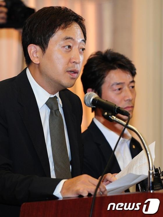 본문 이미지 - 안철수 서울대 융합과학기술대학원장의 측근인 금태섭 변호사와 민주통합당 송호창 의원이 6일 오후 서울 태평로 프레스센터에서 안 원장이 박근혜 새누리당 후보의 대선기획단 정준길 공보위원으로부터 대선에 출마하지 말라며 출마시 뇌물과 여자문제를 폭로하겠다는 협박을 받았다는 내용의 긴급 기자회견을 갖고있다. 금 변호사는 지난달 중순부터 &#39;진실의 친구들&#39;이라는 페이스북을 운영하며 안 원장에 대해 제기되는 각종 의혹에 대해 적극적으로 대응해 왔다. 2012.9.6/뉴스1 © News1   한재호 기자