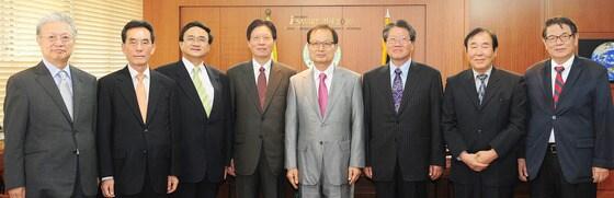 본문 이미지 - 건국대는 6일 오후 서울 광진구 더 클래식 500에서 정년퇴임식 겸 명예교수 추대식을 진행했다. 사진 왼쪽부터 구자현, 박동기, 유일상, 오성삼 명예교수, 송희영 총장, 육완방, 한득영, 장상근 명예교수. (사진=건국대학교) © News1 