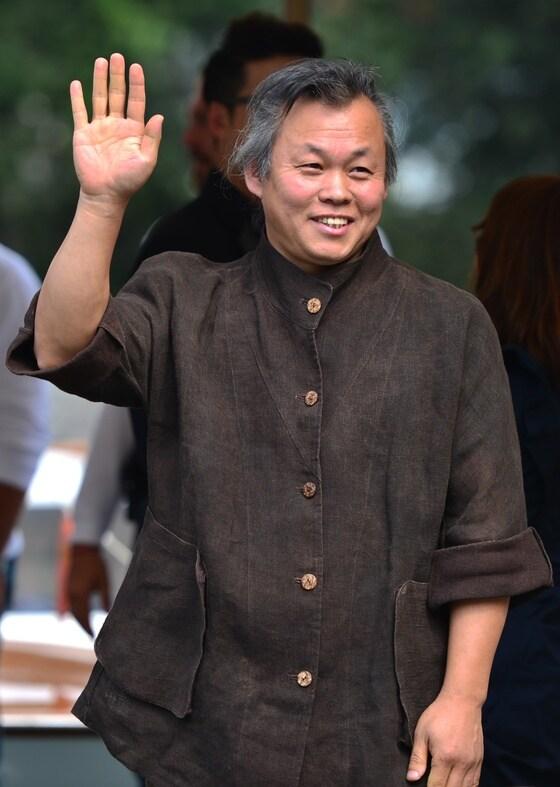 본문 이미지 - 베니스영화제 최고영예인 '황금사자상'을 수상한  김기덕 감독 © AFP=News1