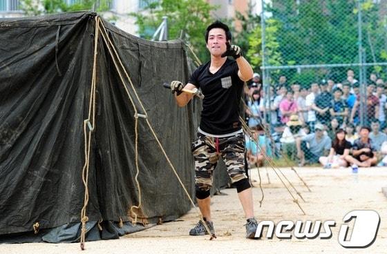 본문 이미지 - 8일 오후 서울 양천구 신원초등학교에서 닉네임 이광낙 씨가 24인용 군용텐트를 혼자 설치하고 있다. 2012.9.8/뉴스1 © News1 이정선 기자