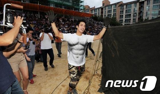 본문 이미지 - 온라인 커뮤니티 SLR클럽의 ‘T24 소셜 페스티벌’이 열린 9월 8일 서울 양천구 신원초등학교에서 닉네임 ‘Lv7.벌레’를 사용하는 이광낙 씨가 24인용 군용텐트 설치에 성공해 기쁨의 세레머니를 하고 있다. © News1 이정선 기자