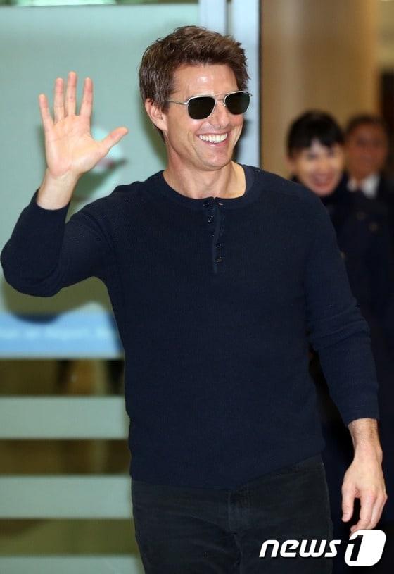 본문 이미지 - '미션 임파서블5' 출연이 확정된  톰  크루즈.  사진은 지난 1월 9일 영화 '잭 리처' 홍보를 위해  입국하던 모습. © News1   (서울=뉴스1)