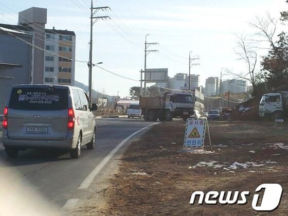 본문 이미지 - 사천시 시도1호선 확장·포장공사가 안전요원 한명 없이 진행되고 있다.덤프트럭이 도로 앙선을 침범해 운전자들을 위협하고 있다.© News1김동수 기자 