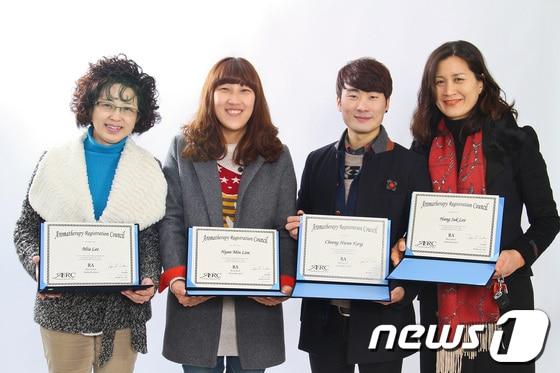 본문 이미지 - 광주대 대체의학과 이미아·임현민·강충환·이행숙(사진 왼쪽부터) 학생이 최근 국제아로마테라피스트 자격시험에 합격했다.© News1 