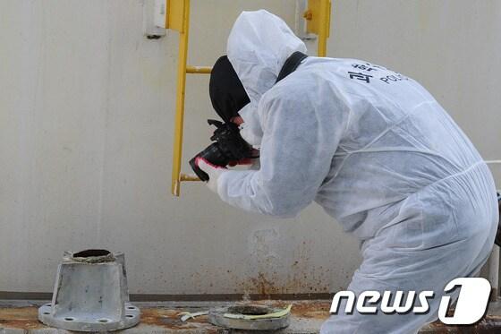 본문 이미지 - 14일 오전 경북 상주시 웅진폴리실리콘 염화수소 누출에 관한 감식을 하기 위해 국립과학수사연구원들이 사고현장 감식을 하고 있다. 경찰은 감식결과를 토대로 회사 측의 과실 여부가 있는지 관계자를 불러 조사할 예정이다. 2013.01.14/뉴스1 © News1 김대벽 기자