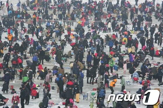 본문 이미지 - 가평 자라섬씽씽겨울축제가 관광객들의 폭발적인 인기를 얻고있다. 사진은 축제장 송어낚시터 전경. /사진제공=가평군 © News1  