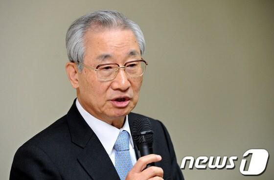 본문 이미지 - 이강국 헌법재판소장이 15일 출입기자 간담회에서 인사말을 하고 있다. 2013.1.15/뉴스1 © News1 박세연 기자