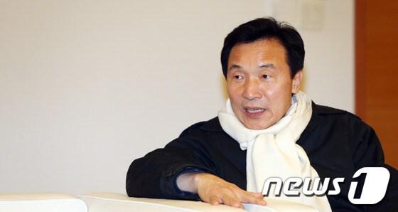 본문 이미지 - 손학규 민주통합당 상임고문이 지난 1월 15일 독일 연수를 떠나기 전 인천국제공항에서 취재진의 질문에 대답하고 있다.  2013.1.15/뉴스1 © News1 송원영 기자