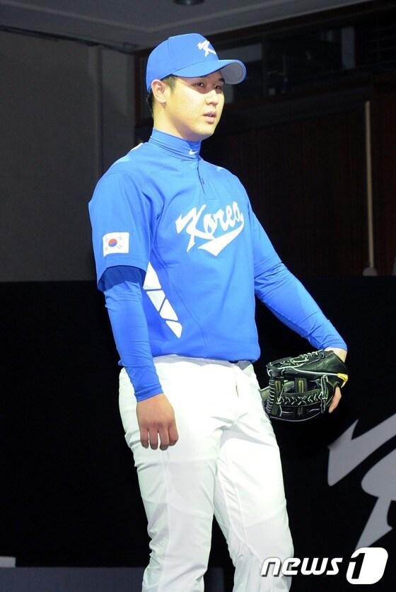 본문 이미지 - 15일 오후 서울 역삼동 르네상스호텔에서 열린 WBC 국가대표팀 출정식 및 유니폼 발표회에서 최정 선수가 포즈를 취하고 있다. 2013.1.15/뉴스1